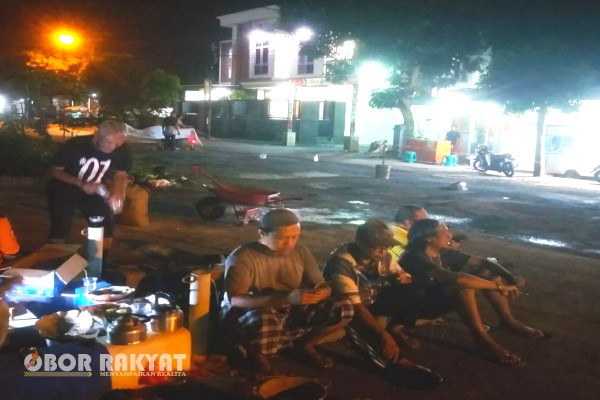 Bondowoso, Obor Rakyat – Warga RT 33 RW 2 Perumahan Ki Ronggo, Kabupaten Bondowoso, menunjukkan semangat gotong royong yang luar biasa dengan melakukan perbaikan jalan secara swadaya hingga malam hari, Selasa (30/9/2025).