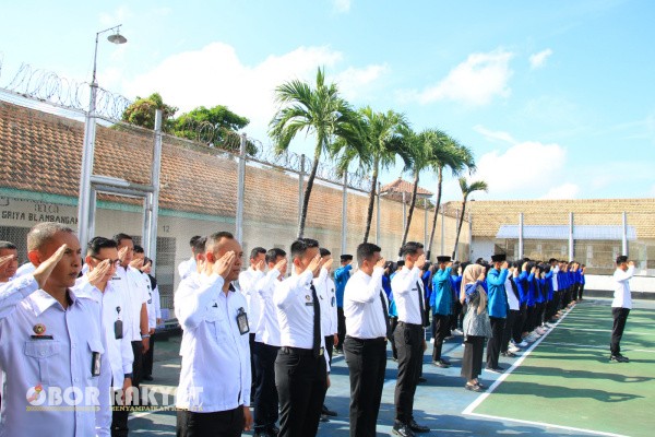 Banyuwangi, Obor Rakyat — Lembaga Pemasyarakatan (Lapas) Kelas IIA Banyuwangi menggelar upacara peringatan Hari Kesaktian Pancasila 2025 secara khidmat di Lapangan Tenis Blok Griya Blambangan, kompleks Lapas Banyuwangi, Rabu (1/10/2025).