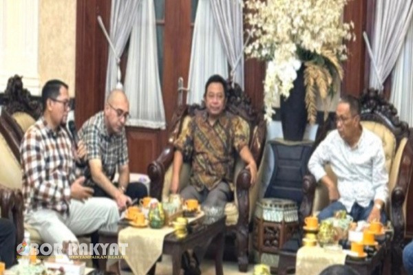 Bondowoso, Obor Rakyat – Pemerintah Kabupaten (Pemkab) Bondowoso bersama DPR RI dan jajaran Forkopimda terus menunjukkan komitmen serius dalam menangani konflik agraria antara petani di Kecamatan Ijen dengan pihak Perusahaan Perkebunan Nusantara (PTPN). Upaya penyelesaian kini ditempuh melalui jalur mediasi terbuka dan dialog, demi mengedepankan keadilan serta menghindari pendekatan represif.