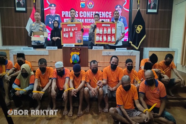 Jember, Obor Rakyat – Satuan Reserse Narkoba Polres Jember berhasil mengungkap jaringan peredaran narkoba dengan modus sistem ranjau, sebuah metode distribusi narkoba yang kini kian marak di wilayah Jawa Timur. Operasi ini dilakukan dalam rangka Operasi Tumpas Narkoba Semeru 2025, yang menargetkan pemberantasan peredaran narkotika di daerah rawan.