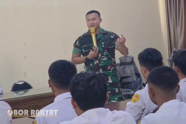 Bondowoso, Obor Rakyat – Sekolah Menengah Atas Negeri 02 Bondowoso atau yang dikenal dengan sebutan SMADA kembali menghadirkan sosok inspiratif dalam acara Inspiring Class bertajuk "Dirimu adalah masa depanmu". Kali ini, tamu istimewa tersebut adalah Letkol Inf Dedy Pungky Irawanto, S.I.P., M.I.Pol., lulusan SMADA Bondowoso angkatan 2001 yang kini menjabat sebagai Komandan Kodim (Dandim) 0416/Bungo Tebo, Provinsi Jambi.