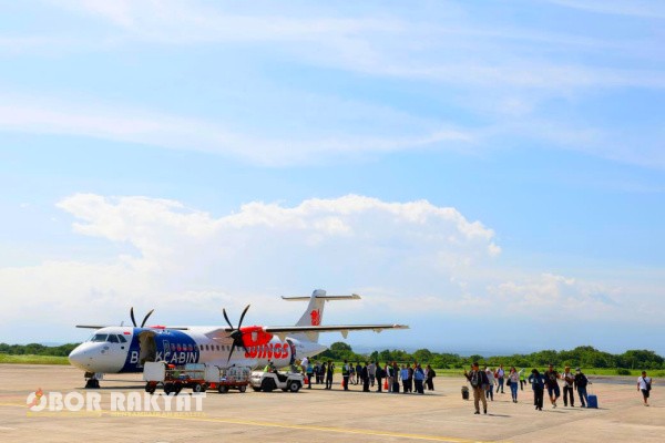 Banyuwangi, Obor Rakyat – Maskapai Wings Air kembali menambah frekuensi penerbangan rute Surabaya-Banyuwangi menjadi tiga kali dalam seminggu, setelah okupansi penerbangan sebelumnya mencapai lebih dari 80 persen sejak beroperasi kembali pada 24 September 2025. Penambahan jadwal ini menjadi bukti bahwa pasar penerbangan antara Surabaya dan Banyuwangi semakin tumbuh dan menunjukkan potensi yang menjanjikan.