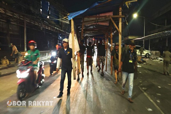 Pematangsiantar, Obor Rakyat – Relokasi pedagang korban kebakaran Gedung IV Pasar Horas ke kawasan Jalan Merdeka Bawah resmi selesai pada Rabu (1/10/2025) malam. Meskipun sempat diwarnai penolakan dan cemoohan, khususnya terhadap TIM20 yang membantu proses pemindahan, upaya relokasi ini berakhir dengan penuh apresiasi dari para pedagang.