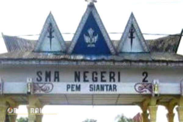 Pematangsiantar, Obor Rakyat – Dunia pendidikan kembali tercoreng. Kepala SMA Negeri 2 Kota Pematangsiantar, inisial ES diduga terlibat dalam praktik tindak pidana korupsi berupa markup anggaran pengadaan buku perpustakaan dan penjualan atribut sekolah yang membebani siswa dan orang tua.