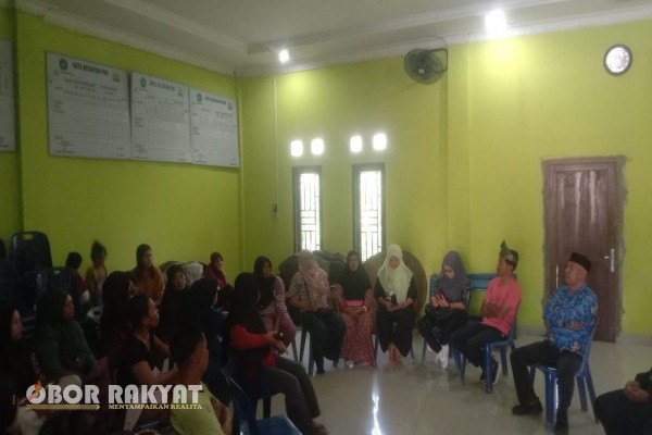 Langkat, Obor Rakyat – Sejumlah warga Desa Serapuh Asli, Kecamatan Tanjung Pura, Kabupaten Langkat, Sumatera Utara, mendatangi Kantor Desa pada Selasa (1/10/2025) untuk mempertanyakan proses pembentukan Tim Pelaksana Kegiatan (TPK) tahun anggaran 2025.