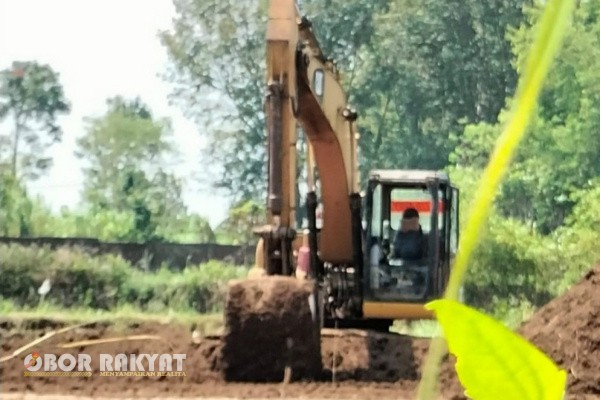 Bondowoso, Obor Rakyat – Rencana pembangunan kandang ayam petelur di wilayah yang diduga merupakan kawasan cagar budaya di Desa Sumber Pandan, Kecamatan Grujugan, Kabupaten Bondowoso, Jawa Timur, menuai kontroversi. Pasalnya, lokasi tersebut diketahui memiliki setidaknya 17 situs megalitikum yang memiliki nilai sejarah dan arkeologis tinggi. Namun hingga saat ini, pemerintah daerah dan dinas terkait dinilai belum mengambil langkah tegas.
