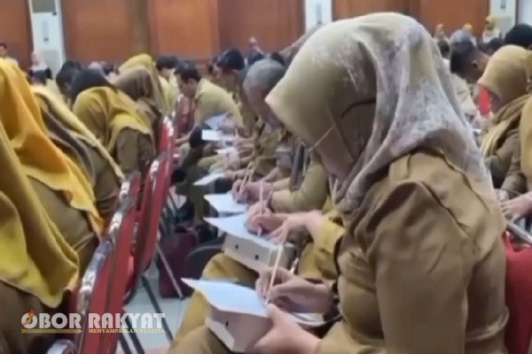Surabaya, Obor Rakyat – Pemerintah Kota (Pemkot) Surabaya, Provinsi Jawa Timur, kembali menjadi sorotan nasional, kali ini karena langkah tegas dan berani dalam pemberantasan korupsi. Di bawah kepemimpinan Wali Kota Eri Cahyadi, Pemkot Surabaya menggulirkan komitmen bersama bertajuk “Pecat Jika Lakukan Pungli”, sebuah inisiatif antikorupsi yang mengedepankan transparansi dan integritas.