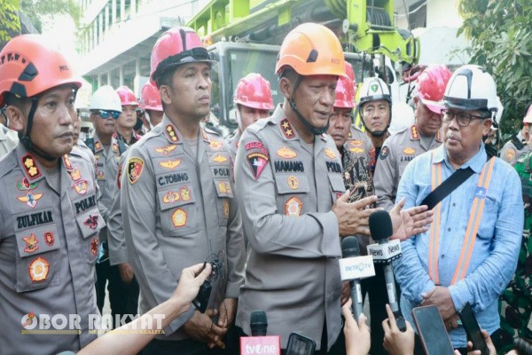 Sidoarjo, Obor Rakyat – Kepala Kepolisian Daerah Jawa Timur (Kapolda Jatim), Irjen Pol Drs. Nanang Avianto bersama jajaran Pejabat Utama Polda Jatim, meninjau langsung proses evakuasi korban runtuhnya bangunan Pondok Pesantren (Ponpes) Al Khoziny di Buduran, Sidoarjo, Jumat (3/10/2025). Hingga saat ini, lima jenazah telah berhasil diidentifikasi di posko Disaster Victim Identification (DVI) RS Bhayangkara Surabaya.