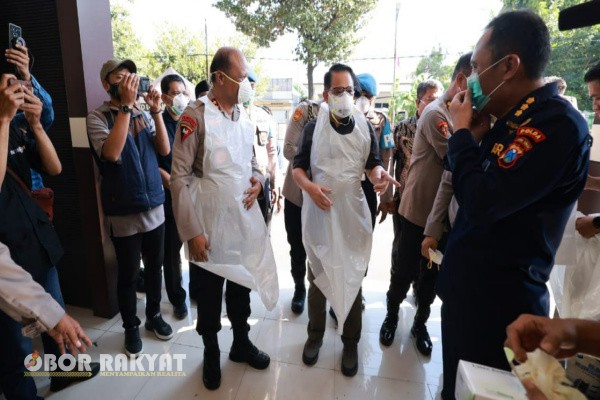 Surabaya, Obor Rakyat – Kapolda Jawa Timur Irjen Pol Drs. Nanang Avianto, M.Si bersama Pejabat Utama (PJU) Polda Jatim meninjau langsung proses identifikasi korban robohnya bangunan Pondok Pesantren (Ponpes) Al Khoziny di Buduran, Sidoarjo, Jumat (3/10/2025).