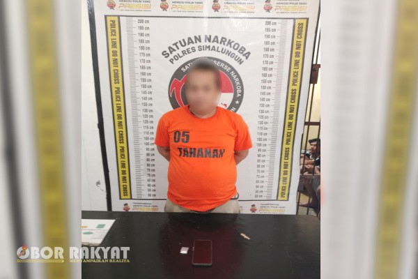 Simalungun, Obor Rakyat – Satuan Reserse Narkoba Polres Simalungun kembali menunjukkan komitmennya dalam memberantas peredaran narkotika. Dengan prinsip “Tanpa Negosiasi”, petugas berhasil menangkap seorang pengedar sabu di kawasan Jalan Raya Saribu Dolok, Kecamatan Panombean Panei, Kabupaten Simalungun, pada Rabu malam (1/10/2025).