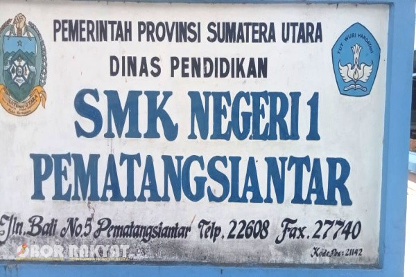 Pematangsiantar, Obor Rakyat – Praktik dugaan pungutan liar (pungli) kembali mencuat di lingkungan sekolah negeri. Kali ini, SMK Negeri 1 Pematangsiantar menjadi sorotan setelah disebut melakukan pungutan sebesar Rp100 ribu per bulan kepada setiap siswa. Praktik ini diduga telah berlangsung cukup lama dan kini menuai sorotan publik.