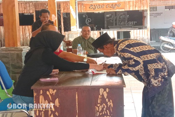 Jember, Obor Rakyat – Pemerintah Desa (Pemdes) Lampeji, Kecamatan Mumbulsari, Kabupaten Jember, melaksanakan pencairan insentif bagi para guru ngaji, Sabtu (4/10/2025).