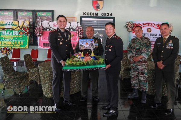 Jember, Obor Rakyat — Dalam rangka memperingati Hari Ulang Tahun (HUT) ke-80 Tentara Nasional Indonesia (TNI), Polres Jember menggelar aksi kejutan yang sarat makna di Markas Kodim 0824 Jember. Kapolres Jember AKBP Bobby A. Condroputra bersama Wakapolres Kompol Ferry Dharmawan dan jajaran anggota memberikan nasi tumpeng serta ucapan selamat, Minggu pagi (5/10/2025).