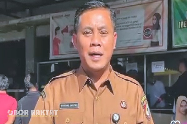 Jember, Obor Rakyat – Pemerintah Kabupaten (Pemkab) Jember melalui Dinas Kependudukan dan Pencatatan Sipil (Disdukcapil) resmi memperluas layanan pencetakan KTP elektronik (KTP-el) dan Kartu Identitas Anak (KIA) ke seluruh kecamatan. Langkah ini diambil sebagai upaya percepatan dan pemerataan pelayanan administrasi kependudukan (adminduk) bagi warga.