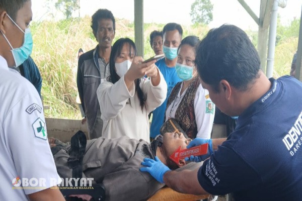 Simalungun, Obor Rakyat – Polres Simalungun melalui Polsek Purba menunjukkan respons cepat dan profesionalisme tinggi dalam menangani kasus penemuan mayat gantung diri yang menghebohkan warga di kawasan perladangan Parmahanan Dao, Nagori Purba Tongah, Kecamatan Purba, Kabupaten Simalungun, Senin (6/10/2025).