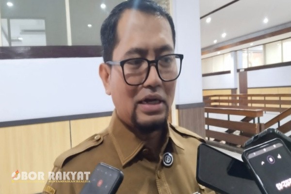 Bondowoso, Obor Rakyat – Sekretaris Daerah (Sekda) Bondowoso, Fathur Rozi, menegaskan bahwa mutasi dan promosi jabatan merupakan hal yang wajar serta bagian dari dinamika birokrasi pemerintahan. Langkah tersebut dinilai sebagai upaya penyegaran dan peningkatan kinerja organisasi perangkat daerah (OPD).
