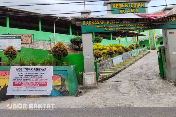Pematangsiantar, Obor Rakyat — Aksi protes terhadap pengelolaan Dana Bantuan Operasional Sekolah (BOS) dan dana komite terjadi di lingkungan Madrasah Aliyah Negeri (MAN) Pematangsiantar, Sumatera Utara. Seorang orang tua siswa yang juga berprofesi sebagai guru di sekolah tersebut, Yendra Eka Putra, menyuarakan mosi tidak percaya terhadap Kepala Madrasah LS dan Ketua Komite IS karena dinilai tidak transparan dalam pengelolaan dana pendidikan.