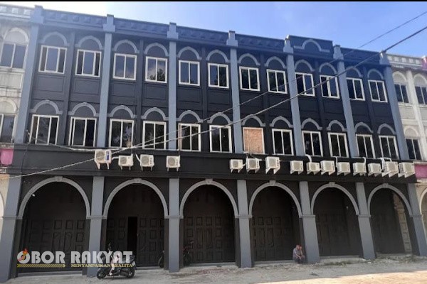 Pematangsiantar, Obor Rakyat — Masyarakat sekitar kawasan Perguruan Advent Kota Pematangsiantar kembali merasakan keresahan akibat beroperasinya Bar dan Karaoke Evostar yang terletak sangat dekat dengan lingkungan sekolah. Suara dentuman musik keras yang menggema hingga dini hari bahkan subuh, mengganggu kenyamanan dan ketertiban warga sekitar.