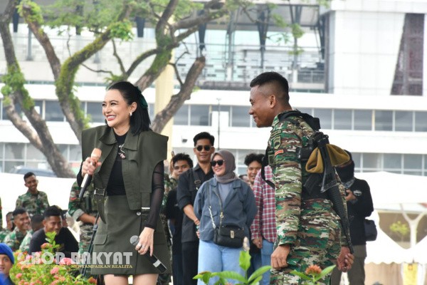 Medan, Obor Rakyat – Lapangan Merdeka Medan berubah menjadi lautan kegembiraan saat acara panggung hiburan dalam rangka HUT ke-80 TNI digelar pada Minggu, 5 Oktober 2025.