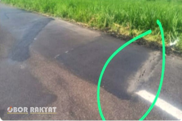 Bondowoso, Obor Rakyat – Proyek infrastruktur jalan Wonosari–Patemon di Kabupaten Bondowoso yang menelan anggaran Rp6,7 miliar dari Dana Alokasi Khusus (DAK) Tahun 2024 kini menjadi sorotan publik usai mengalami keretakan berulang di lokasi yang sama. Kerusakan pada badan jalan tersebut viral di media sosial karena dinilai tidak sesuai standar konstruksi jalan strategis nasional.