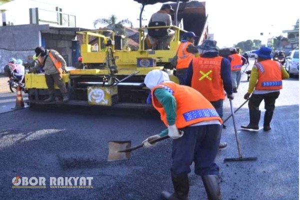 Banyuwangi, Obor Rakyat – Pemerintah Kabupaten (Pemkab) Banyuwangi terus mempercepat perbaikan infrastruktur jalan dengan menargetkan perbaikan jalan hotmix sepanjang 700 kilometer pada tahun 2025. Langkah ini merupakan bagian dari upaya strategis untuk meningkatkan konektivitas antarwilayah serta mendorong pertumbuhan ekonomi daerah.