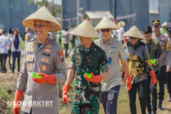 Jember, Obor Rakyat – Kepolisian Resor (Polres) Jember menunjukkan komitmennya dalam mendukung program Ketahanan Pangan Nasional dengan menggelar kegiatan Penanaman Jagung Serentak Kuartal IV dan Peresmian Gedung Ketahanan Pangan Polri, Rabu (8/10/2025).