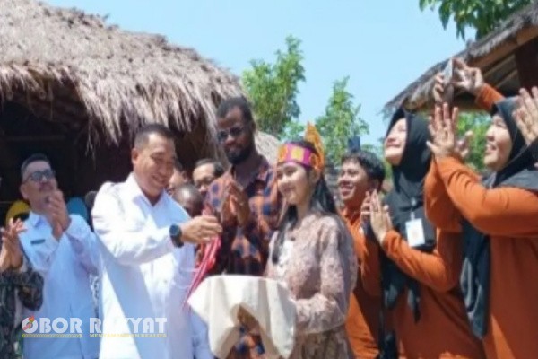 Situbondo, Obor Rakyat – Pemerintah Kabupaten (Pemkab) Situbondo kembali menunjukkan komitmennya dalam meningkatkan kualitas sumber daya manusia (SDM).