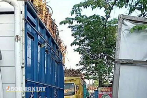 Bondowoso, Obor Rakyat – Perbaikan jalan Wonosari-Patemun oleh Dinas Bina Sumber Daya dan Bina Konstruksi (BSBK) Kabupaten Bondowoso pada tahun 2024 dengan metode pengaspalan hotmix kini menuai sorotan. Meski belum lama rampung, sejumlah titik jalan tersebut telah mengalami kerusakan dan tambalan, yang memicu keluhan masyarakat serta menjadi perbincangan hangat di media sosial.