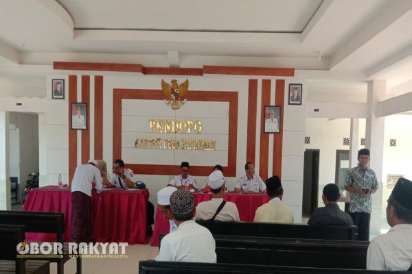 Jember, Obor Rakyat — Sebanyak 51 guru ngaji di Desa Panduman, Kecamatan Jelbuk, Kabupaten Jember, mendapatkan honor dari Pemerintah Kabupaten (Pemkab) Jember. Penyaluran honor ini berlangsung di Pendopo Kantor Desa Panduman pada Rabu (8/10/2025) dan disambut penuh sukacita oleh para penerima.