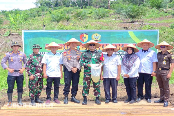 Bungo, Obor Rakyat – Dalam upaya nyata mendukung program ketahanan pangan dan menekan laju inflasi, Kodim 0416/Bungo Tebo (Bute) menggelar kegiatan tanam perdana cabai merah dan tabur benih ikan air tawar di lahan seluas 3 hektare di Desa Bedaro, Kecamatan Muko-Muko Bathin VII, Kabupaten Bungo, Rabu (8/10/2025).