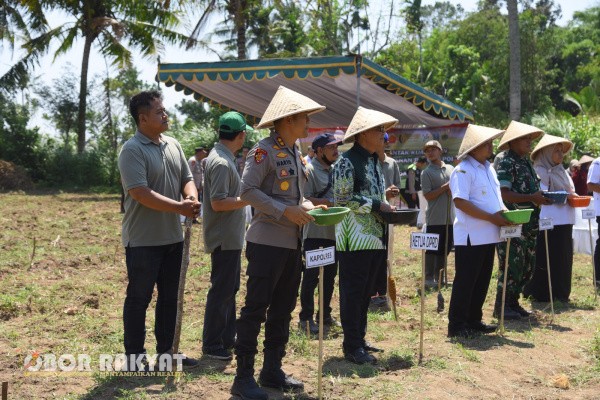 Bondowoso, Obor Rakyat – Dalam rangka mendukung program ketahanan pangan nasional, Polres Bondowoso, Polda Jawa Timur melakukan penanaman bibit jagung di atas lahan seluas 8 hektar di Desa Wonosuko, Kecamatan Tamanan, pada Rabu (8/10/2025).