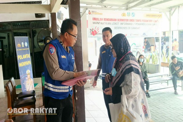 Surabaya, Obor Rakyat – Kantor Bersama Samsat Surabaya Barat terus menunjukkan komitmennya dalam memberikan pelayanan publik yang cepat, transparan, dan humanis. Berbagai inovasi terus dilakukan guna mendekatkan pelayanan kepada masyarakat, sekaligus memastikan proses administrasi kendaraan bermotor berjalan lebih efektif tanpa keterlibatan pihak ketiga atau calo.