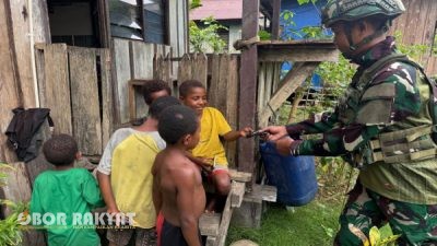 TNI Pererat Hubungan dengan Warga Perbatasan, Satgas Yonif 521/DY Gelar Anjansana di Kampung Benawa, Yalimo