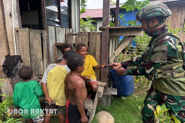 Yalimo, Obor Rakyat — Dalam rangka mempererat tali silaturahmi dan membangun kedekatan dengan masyarakat di wilayah perbatasan, Satgas Pamtas RI-PNG Yonif 521/DY Pos Benawa melaksanakan kegiatan Anjansana di Kampung Benawa, Distrik Elelim, Kabupaten Yalimo, pada Rabu (8/10/2025).