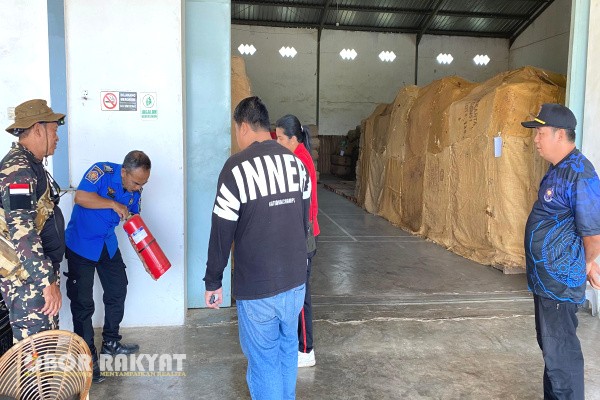 Bondowoso, Obor Rakyat – Dalam rangka meningkatkan kesiapsiagaan terhadap bahaya kebakaran, Satuan Polisi Pamong Praja dan Pemadam Kebakaran (Satpol Damkar) Bondowoso melakukan inspeksi mendadak (sidak) ke gudang tembakau milik PT Surya Timur Adi Perkasa di Desa Sumber Pandan, Kecamatan Grujugan, pada Jumat (10/10/2025).