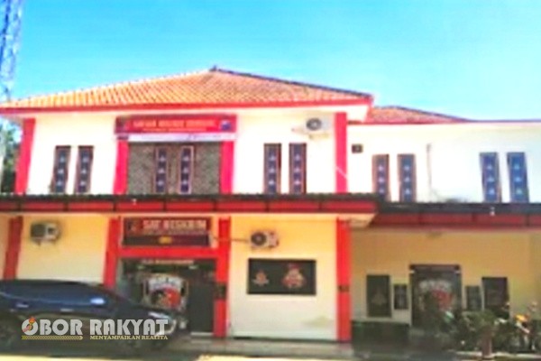 Bondowoso, Obor Rakyat – Kepolisian Resor (Polres) Bondowoso tengah mendalami kasus dugaan pelecehan seksual yang diduga dilakukan oleh SKD seorang oknum guru di MTsN 3 Bondowoso terhadap A yang merupakan muridnya sendiri. Kasus ini resmi dilaporkan oleh pihak korban melalui kuasa hukumnya dan kini dalam penanganan unit Perlindungan Perempuan dan Anak (PPA) Satreskrim Polres Bondowoso.
