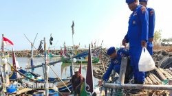 Jumat Barokah, Satpolairud Polres Situbondo Bagikan Nasi Bungkus ke Nelayan Pantai Tanjung Pecinan