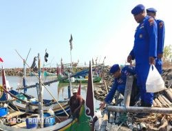 Jumat Barokah, Satpolairud Polres Situbondo Bagikan Nasi Bungkus ke Nelayan Pantai Tanjung Pecinan