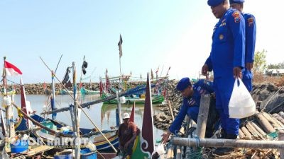 Jumat Barokah, Satpolairud Polres Situbondo Bagikan Nasi Bungkus ke Nelayan Pantai Tanjung Pecinan