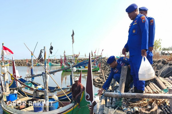 Situbondo, Obor Rakyat - Polres Situbondo, Polda Jatim kembali menggelar kegiatan sosial bertajuk Jumat Barokah dengan membagikan puluhan nasi bungkus kepada para nelayan di kawasan Pantai Tanjung Pecinan, Kecamatan Mangaran, Jumat (10/10/2025) pagi.