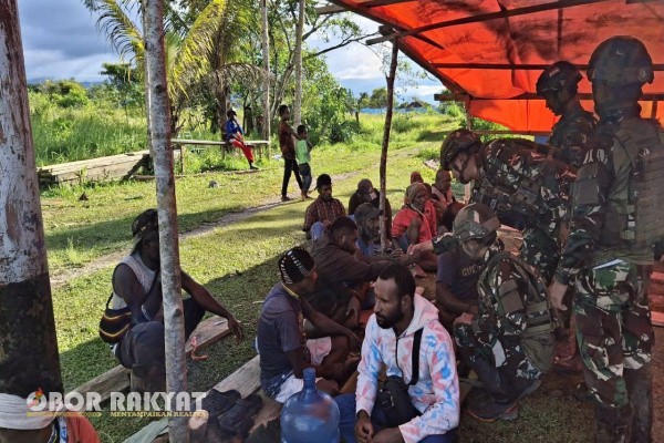 Mamberamo Tengah, Obor Rakyat — Sebagai bentuk kepedulian dan empati kepada masyarakat di wilayah penugasan, personel Satgas Yonif 521/DY melaksanakan kegiatan Pembinaan Teritorial (Binter) dengan menghadiri rumah duka salah satu warga, almarhumah Ibu Sundalia (43), yang meninggal dunia di Distrik Kobakma, Kabupaten Mamberamo Tengah, pada Sabtu (11/10/2025).