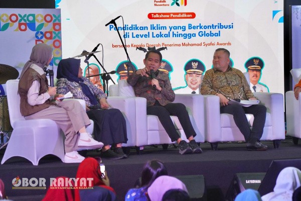 Jember, Obor Rakyat — Bupati Jember, Muhammad Fawait yang akrab disapa Gus Fawait, kembali mengukir prestasi membanggakan di tingkat nasional. Ia berhasil meraih penghargaan Mohamad Syafei Awards 2025 sebagai Kepala Daerah Inspiratif dalam Bidang Pendidikan, sebuah penghargaan bergengsi yang diberikan oleh Yayasan Guru Belajar dalam acara Temu Pendidik Nusantara XII di Jakarta, Minggu (12/10/2025).