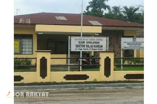 Simalungun, Obor Rakyat – Praktik perjudian jenis toto gelap (togel) masih marak terjadi di wilayah hukum Polsek Silau Kahean, Kabupaten Simalungun, Sumatera Utara. Pantauan langsung tim media pada Sabtu (11/10/2025) mengungkap aktivitas penjualan kupon togel/Hongkong yang dilakukan secara terbuka oleh sejumlah tukang tulis di berbagai penjuru wilayah.