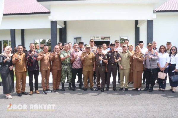 Simalungun, Obor Rakyat – Dalam rangka memperkuat koordinasi lintas sektoral, Kapolres Simalungun AKBP Marganda Aritonang, S.H., S.I.K., M.M. menghadiri acara ramah tamah dan silaturahmi penyambutan Danrem 022/Pantai Timur yang baru, Kolonel Inf. Sandi Kamidianto, S.I.P., M.I.P., yang digelar di Aula Pantai Timur, Makorem Pantai Timur, Jalan Asahan Km 3, Kecamatan Siantar, Kabupaten Simalungun, pada Senin (13/10/2025).