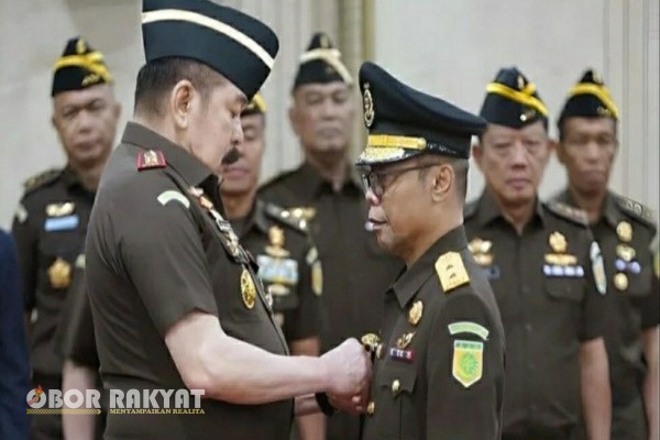 Jakarta, Obor Rakyat – Jaksa Agung Republik Indonesia, ST Burhanuddin, melakukan mutasi besar-besaran terhadap 73 pejabat struktural di lingkungan Kejaksaan RI. Mutasi ini tertuang dalam Keputusan Jaksa Agung RI Nomor 854 Tahun 2025 tertanggal 13 Oktober 2025 tentang Pemberhentian dan Pengangkatan dari dan dalam Jabatan Struktural Pegawai Negeri Sipil Kejaksaan RI.