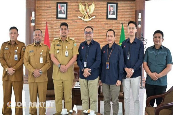 Medan, Obor Rakyat – PT Telkom Indonesia (Persero) Tbk melalui Telkom Regional I Sumatera terus memperkuat komitmennya dalam memperluas infrastruktur digital di Sumatera Utara. Komitmen ini ditegaskan dalam pertemuan strategis antara jajaran TelkomGroup Wilayah Sumut dengan Gubernur Sumatera Utara, Muhammad Bobby Afif Nasution, pada Senin (13/10/2025) di Kantor Gubernur Sumut, Medan.
