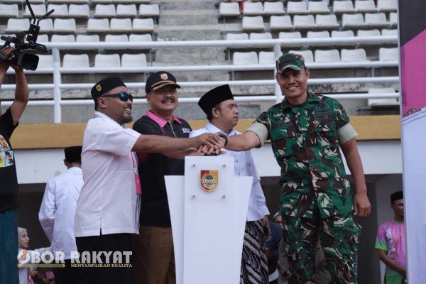 Jember, Obor Rakyat – Semangat Hari Santri 2025 membara di Kabupaten Jember dengan dimulainya Liga Santri Jawa Timur 2025 Piala Gus Bupati Jember pada Selasa sore (14/10/ 2025).