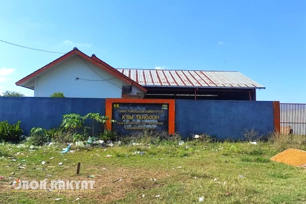Bondowoso, Obor Rakyat – Proyek Tempat Pengolahan Sampah Reduce, Reuse, Recycle (TPS3R) di Desa Koncer Kidul, Kecamatan Tenggarang, Kabupaten Bondowoso menuai sorotan tajam dari masyarakat. Fasilitas yang dibangun tanpa kajian mendalam dan musyawarah dengan warga itu kini mangkrak dan tidak berfungsi sebagaimana mestinya.
