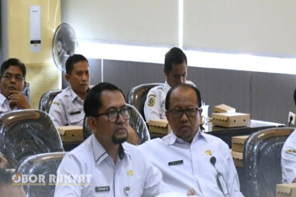 Bondowoso, Obor Rakyat – Pemerintah Kabupaten (Pemkab) Bondowoso mulai mengambil langkah strategis menghadapi potensi penurunan pendapatan transfer dari pemerintah pusat pada tahun anggaran 2026. Sekretaris Daerah (Sekda) Bondowoso, Fathur Rozi, menegaskan bahwa efisiensi anggaran menjadi langkah mutlak yang harus diambil guna menjaga kesehatan fiskal daerah.