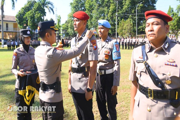 Bondowoso, Obor Rakyat – Kapolres Bondowoso, AKBP Harto Agung Cahyono, secara langsung memimpin upacara Serah Terima Jabatan (Sertijab) Kasat Reskrim Polres Bondowoso, Rabu (15/10/2025) pagi, bertempat di halaman Mapolres Bondowoso.